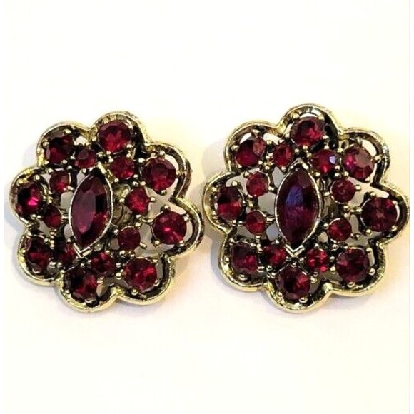 Vintage Ruby Red Rhinestone Scallop Edge Yellow Gold Tone Clip on  Earrings - Picture 1 of 9